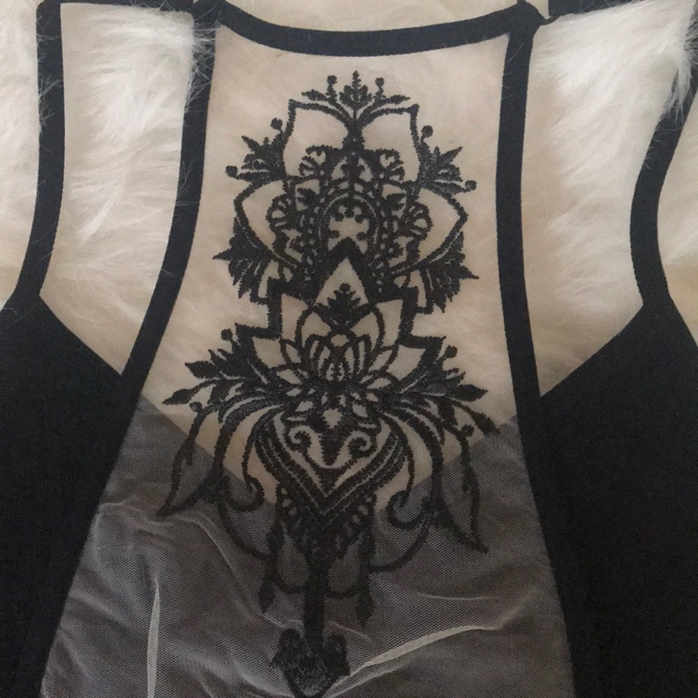 Racer back bralette features Embroidered - Picture 6 of 7